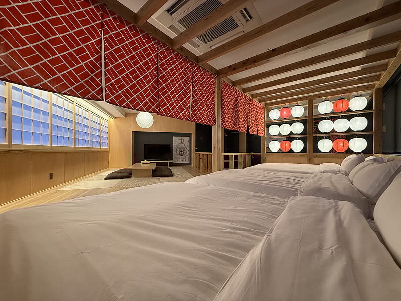  祭典主題體驗型旅宿，感受日本祭典的熱鬧氣氛。日本東京旅遊業表示，住房率未受中國遊客退訂影響。 圖：©OMATSURI BASE/提供 