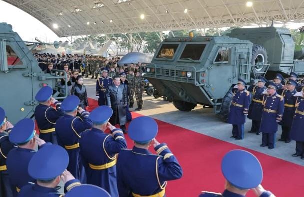 金家父女共同參加北韓空軍的慶祝活動，參觀空軍的各種新型武器。   圖：翻攝自 騰訊網 直新聞