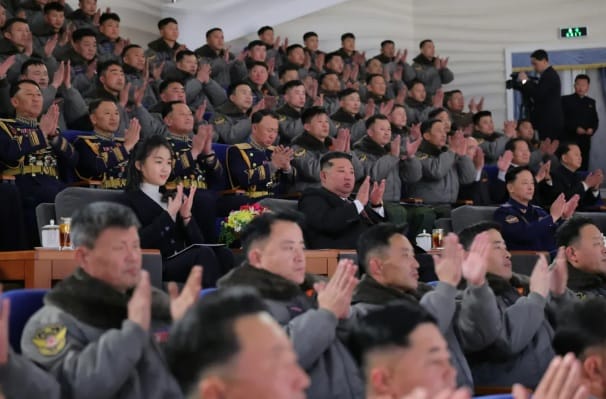 金正恩與金主愛共同出席北韓空軍的公開活動。   圖：翻攝自 騰訊網 直新聞