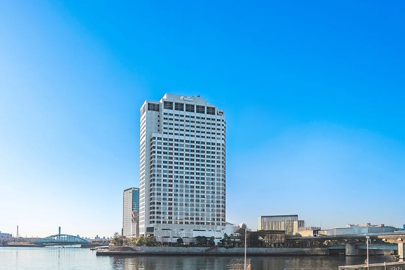 飯店外觀。現代建築線條與自然景觀交融，呈現優閒度假氛圍。   圖：©ANAホリデイ・イン東京ベイ/提供