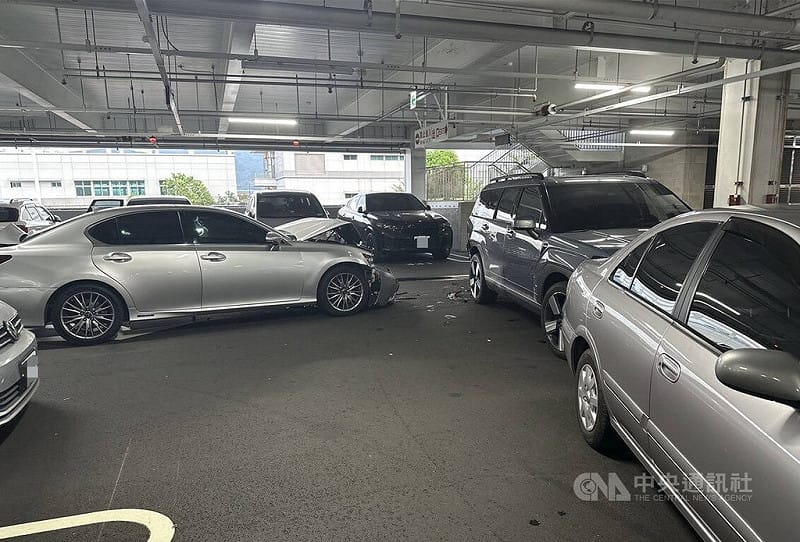 李姓男子11月30日下午開車前往台中北屯某賣場，卻在停車場內連撞3輛汽車，警方到場發現他精神恍惚，經毒品唾液快篩呈陽性反應，依法開單舉發。（翻攝照片）中央社記者蘇木春傳真　114年12月1日   