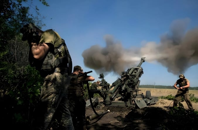 烏軍使用美製M777砲攻擊俄軍陣地。   圖 : 翻攝自子桑鷹脉