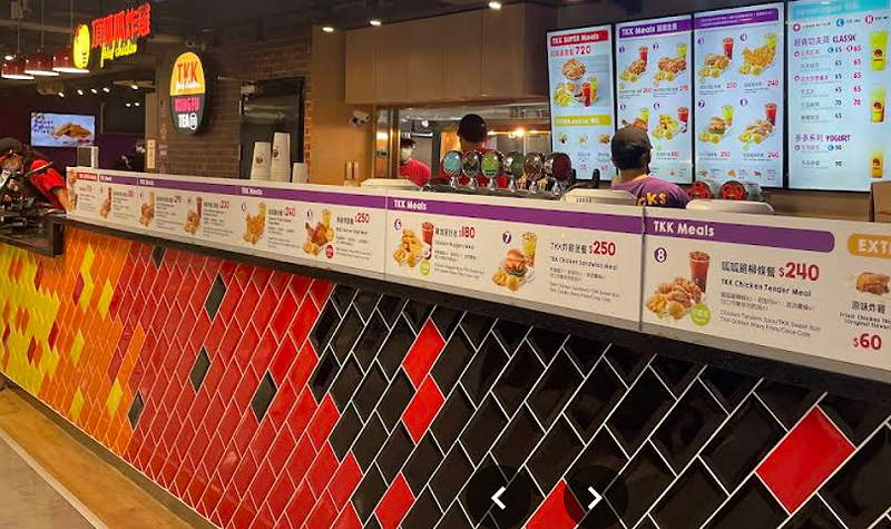 頂呱呱桃園機場門市今日有消費者吃到生雞肉，業者證實因員工操作不當提早起鍋，已更換餐點並承諾處理後續身體不適。(圖為頂呱呱桃機門市示意)   圖：翻攝自Google Map