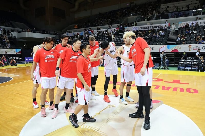 2027 FIBA世界盃籃球亞洲區資格賽日本隊1日擊敗台灣隊，日本隊身高僅168公分的後衛富樫勇樹（前左3）雖僅上場約15分鐘、拿8分，但關鍵第4節開局全隊靠他打開攻勢，是獲勝主要功臣。（中華民國籃球協會提供）中央社記者黎建忠傳真　114年12月1日   