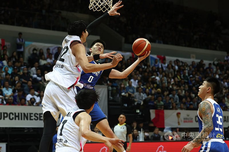 2027 FIBA世界盃籃球亞洲區資格賽台日大戰1日晚間在新莊體育館進行，台灣隊主力球員林庭謙（持球者）遭遇嚴防只得9分，終場不敵日本，以73比80吞敗。中央社記者王騰毅攝　114年12月1日   