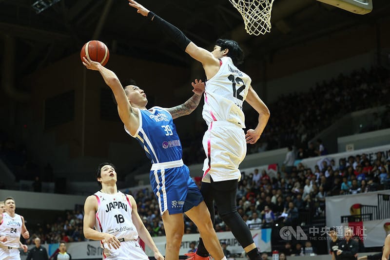 2027 FIBA世界盃籃球亞洲區資格賽1日晚間在新莊體育館進行台日大戰，台灣隊盧峻翔（中左）切入取分。中央社記者王騰毅攝　114年12月1日   