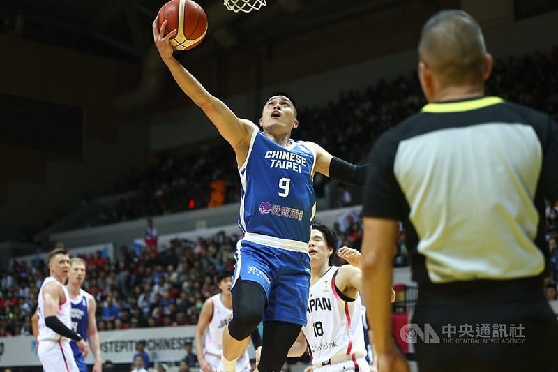 2027世界盃男籃亞洲區資格賽，台灣男籃1日在主場新莊體育館對戰日本隊，台灣隊陳盈駿（中）飛身上籃得分。中央社記者王騰毅攝  114年12月1日   