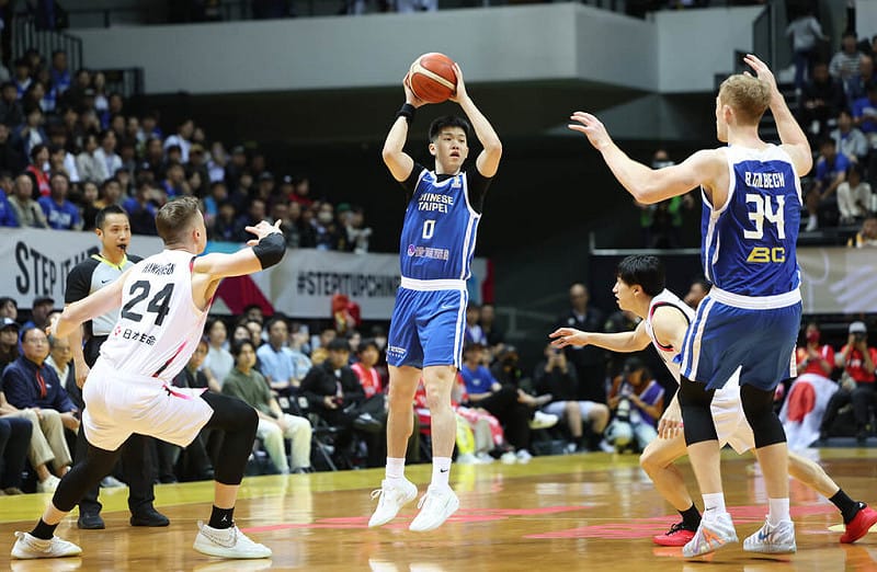 2027 FIBA世界盃籃球亞洲區資格賽，1日台灣男籃回到主場迎戰日本，台灣隊得分重點之一的林庭謙（中）僅9分進帳，而且全場17投僅3中。（中華民國籃球協會提供）中央社記者黎建忠傳真　114年12月1日   