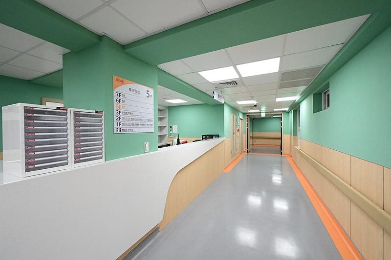 院方斥資上億元更新硬體，加入現代化安全機制。   圖：亞大醫院／提供