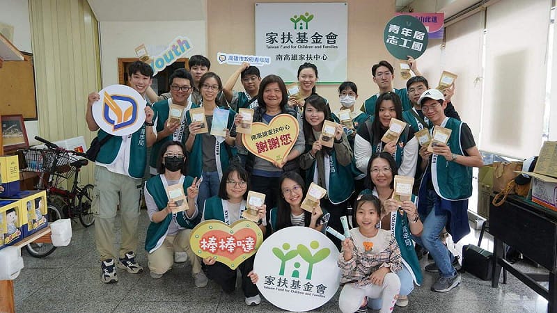 「青年志工團」手作愛心餅乾贈予南區家扶中心，再遞送至受助家庭。   圖：高雄市青年局/提供