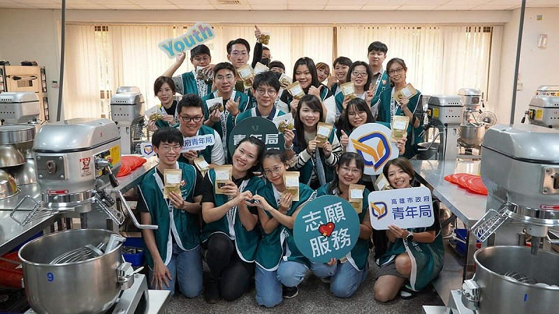 「青年志工團」在「點心志工─幸福傳愛」活動中齊心製作手作餅乾，以行動將溫暖推送到社會角落。   圖：高雄市青年局/提供