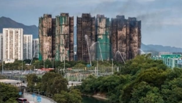 香港宏福苑大火釀151人死亡，港府承認保護網品質有問題。圖為整個被燒焦的宏福苑連棟大樓群。   圖 : 翻攝自環球網