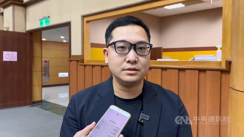 基隆河近日受到油污染，使得基隆市、新北市汐止區用水有油味，基隆市環保局長馬仲豪（圖）2日在議會開議前受訪說，經警方調閱監視器發現一些可疑車輛，正針對車輛及沿岸可能排放的工廠，逐一清查及採樣比對。中央社記者王朝鈺攝 114年12月2日   