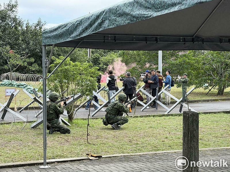 賴清德視導宜蘭縣後備旅步三營教育召集訓練,召員實施小部隊戰鬥訓練。 圖:高逸帆/攝 賴清德視導宜蘭縣後備旅步三營教育召集訓練,召員實施小部隊戰鬥訓練。 圖:高逸帆/攝