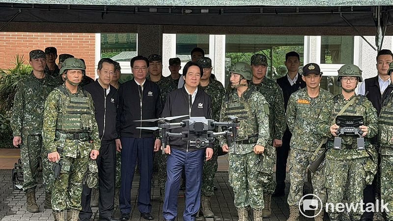 賴清德視導宜蘭縣後備旅步三營教育召集訓練,召員操作無人機。 圖:高逸帆/攝 賴清德視導宜蘭縣後備旅步三營教育召集訓練,召員操作無人機。 圖:高逸帆/攝