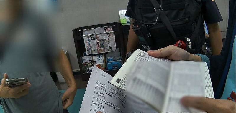 台中市1名60歲男子結識女網友，掉入詐騙集團設下的愛情陷阱，前往銀行想辦理約定帳戶轉帳，行員發現有異報警，經員警勸說攔阻一場詐騙案。（民眾提供）中央社記者郝雪卿傳真   114年12月2日   