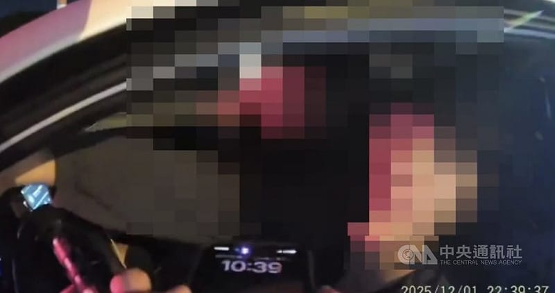 北市1名男駕駛（圖）1日晚間因未繫安全帶遇警盤查，不僅無駕照還提供錯誤身分證號，並趁隙拒檢、加速逃逸，造成1警跌倒受傷，全案依法偵辦。（翻攝照片）中央社記者黃麗芸傳真 114年12月2日   