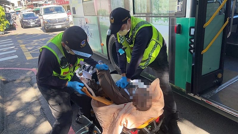 台中市1名長者2日搭乘公車要按鈴下車時，疑因公車司機煞車而摔倒在車內昏迷，警方表示，長者經救護人員初步急救後送醫救治。（民眾提供）中央社記者郝雪卿傳真  114年12月2日   