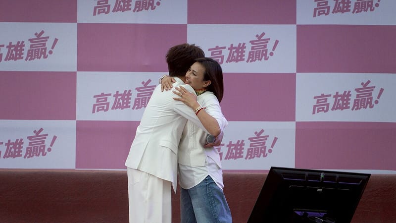 邱議瑩(右)與許志豪(左)相互擁抱，展現情誼深厚。   圖：邱議瑩競選總部/提供