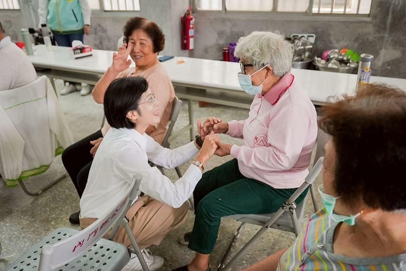 林岱樺(左)強調，若有機會帶領市府，將讓每位市民都能「放心看病、安心變老」。   圖：林岱樺辦公室/提供