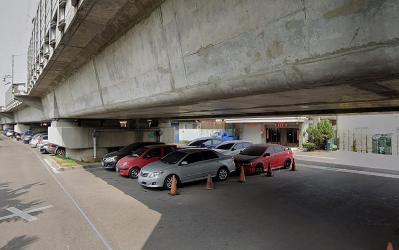 西勢車站附近高架橋下方停車場爆發多起刮車事件。   圖：翻攝自Google Map