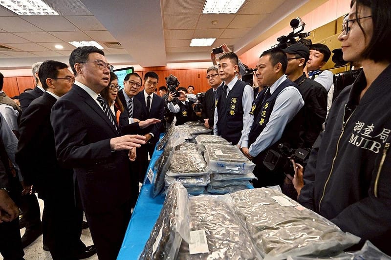 這次安居緝毒專案自10月7日執行至26日，聚焦依托咪酯、愷他命及彩虹菸等新興毒品，共計查獲毒品嫌疑人數1,969人；製造、運輸、販賣毒品756人；查扣各級毒品407.4公斤；破獲製毒工廠、分裝場、植栽場74處，其中，查獲依托咪酯製毒工廠70處，占全部製毒基地94.6%。   圖：行政院提供