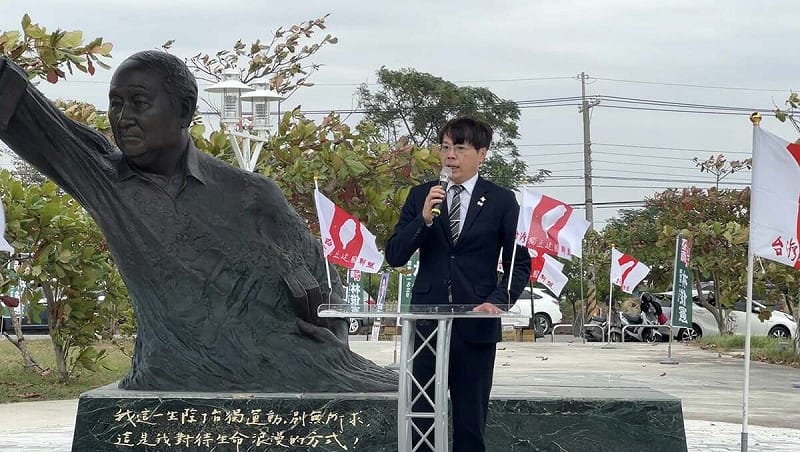 台灣獨立建國聯盟 11 月 30 日於台南七股黃昭堂紀念公園舉行「獨立先行者追思會」，紀念前主席黃昭堂逝世 14 週年，基進黨主席王興煥致詞。   圖：取自王興煥臉書