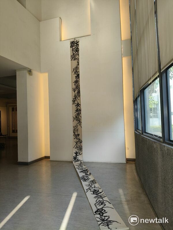 「明宗書篆主題展」將於明宗書法藝術館登場。本屆展覽以「時光印記：書法篆刻中的流逝與永恆」為題，邀集二十餘位港台書法與篆刻藝術家，透過文字、刀痕與印記，探討時間如何被記錄、延續與轉化，精彩可期。   圖：黃博郎／攝