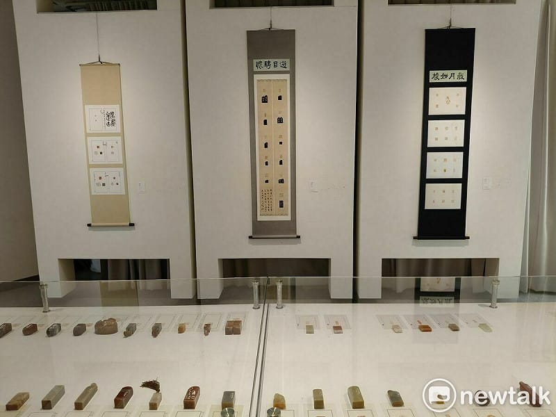 「明宗書篆主題展」將於明宗書法藝術館登場。本屆展覽以「時光印記：書法篆刻中的流逝與永恆」為題，邀集二十餘位港台書法與篆刻藝術家，透過文字、刀痕與印記，探討時間如何被記錄、延續與轉化，精彩可期。   圖：黃博郎／攝