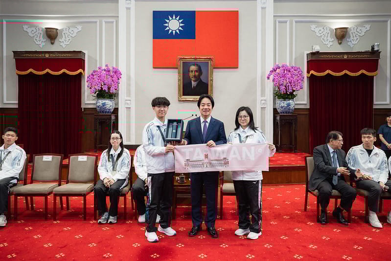  賴清德致贈總統府紀念品保溫瓶與運動毛巾給聽奧選手。 圖：總統府提供 