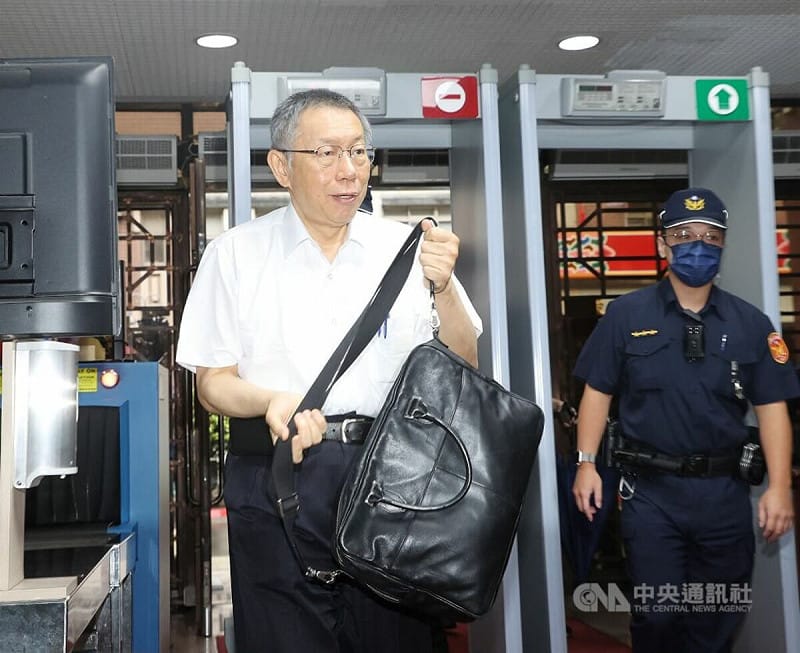 台北地方法院今年10月開庭審理前台北市長柯文哲涉貪污案，傳喚被告柯文哲（左）。（中央社檔案照片）   