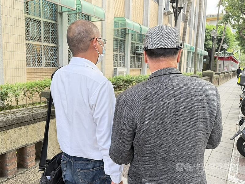 男子呂國昭因叛亂罪遭判死刑且已槍決，其胞弟呂敏達（右）、姪子呂明崇（左）2日赴台灣高等法院出庭，庭上主張呂國昭為政治受難者，請求開啟再審並除罪。中央社記者劉世怡攝 114年12月2日   