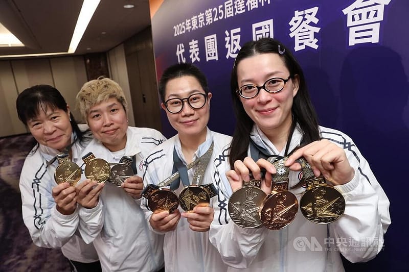 「2025年東京第25屆達福林匹克運動會代表團」返國餐會，2日在台北喜來登大飯店舉行，台灣保齡球女子代表隊奪金，圖為代表隊成員王玉琴（左1）、張堯茜（左2）、陳怡妙（右2）、林雅琴（右1）。中央社記者吳家昇攝 114年12月2日   
