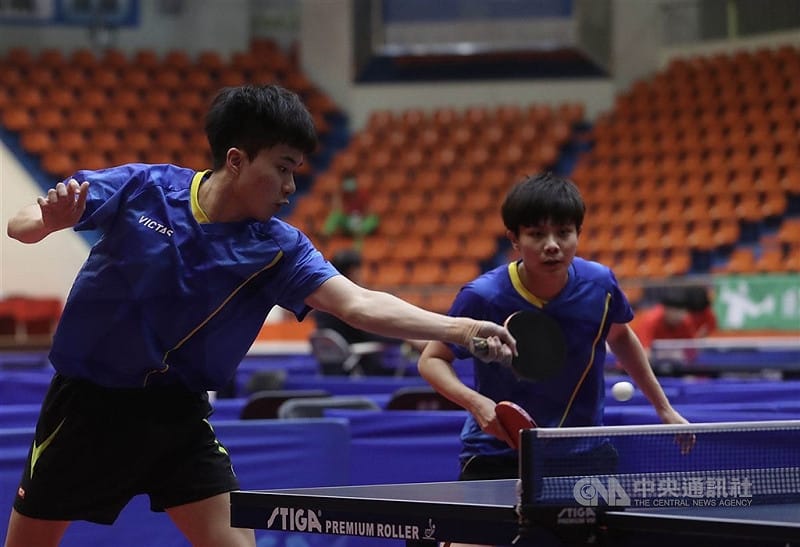 圖為桌球選手林昀儒（左）、鄭怡靜（右）。（中央社檔案照片）   