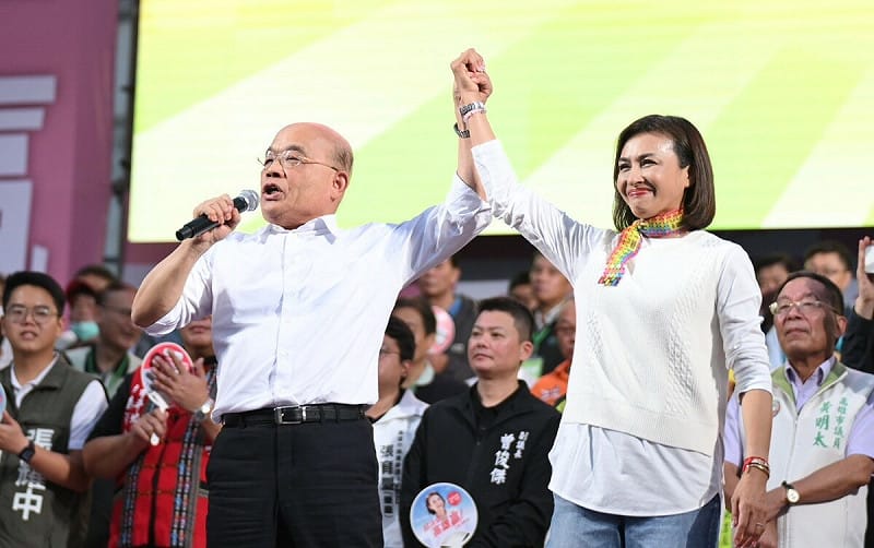 蘇貞昌(左)造場大會表態力挺邱議瑩(右)。   圖：邱議瑩競選總部/提供（資料照）