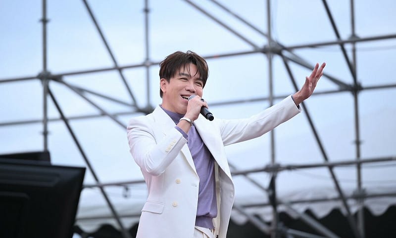 歌手許志豪現身鳳山大造勢為前老闆站台演出，網友一面倒認為這點證明邱議瑩有情有義。   圖：邱議瑩競選總部/提供（資料照）