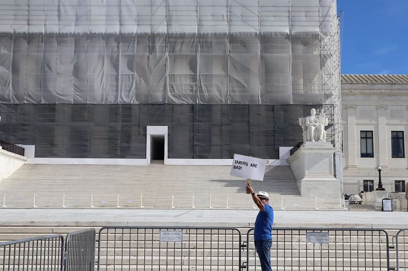 美國最高法院11月5日就美國總統川普是否有權依法加徵關稅進行約2.5小時的辯論，民眾在最高法院外舉牌抗議。（中央社檔案照片）   圖：中央社提供