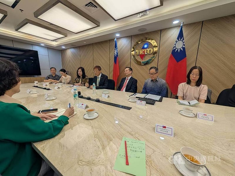 台灣和印尼關係雙邊主要以經貿為主，駐印尼代表洪振榮（右3）接受中央社訪問表示，細數台印尼雙邊在各項領域的長足進展，歸根究柢來自人民與人民間的連結和情感。中央社記者周永捷雅加達攝 114年12月2日   