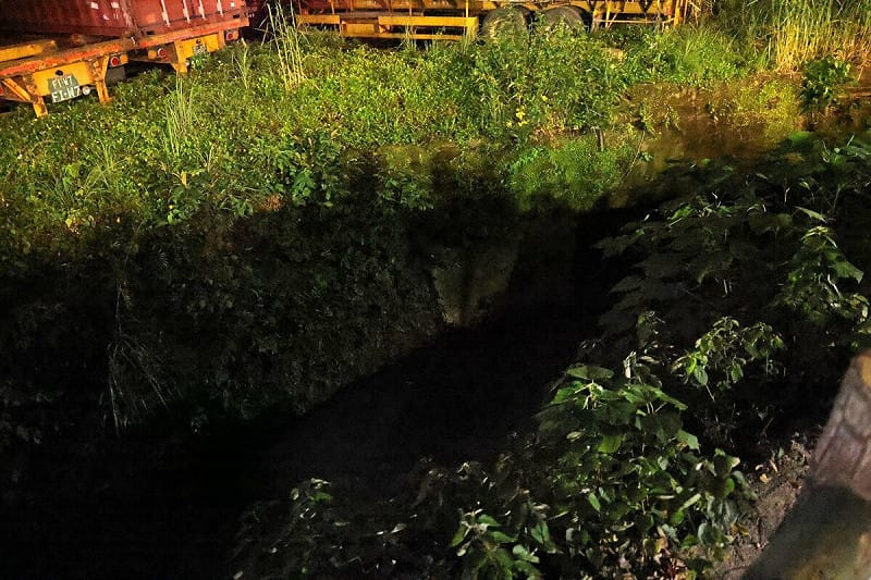 近日基隆河八堵抽水站遭油污污染，影響基隆市、新北市汐止區近15萬戶自來水源。   圖：取自謝國樑臉書