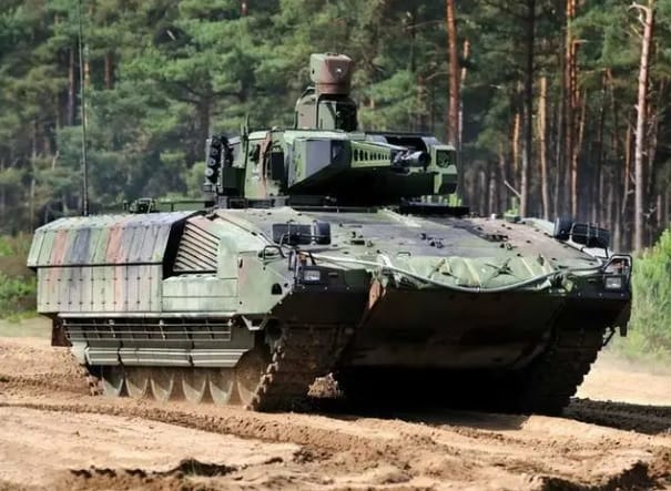 該份計畫書預估北約將出動 80 萬兵力與超過 20 萬輛坦克，呼籲德國政府應強化後勤補給與運輸路線，並恢復軍民兩用設施。圖為德國 Puma 步兵戰車。   圖：翻攝自 騰訊網 萬全