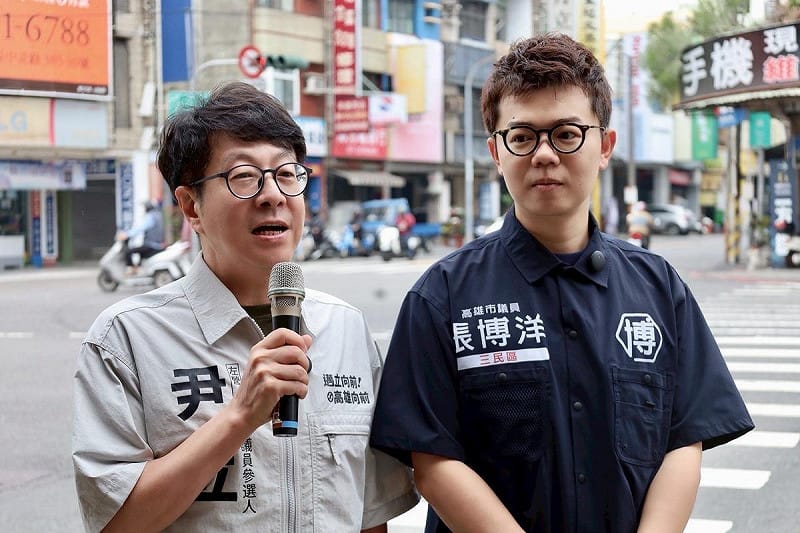 尹立(左)表示投給柯志恩，會讓國民黨舊勢力班師回朝，張博洋(右)強調當年全黨掩護韓國瑜落跑的團隊，就是柯志恩的靠山，「這柯」真的跟「這顆」沒什麼不一樣。   圖：尹立競選團隊/提供