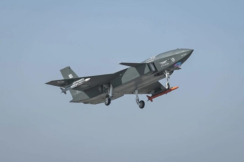 土耳其國產無人戰鬥機「紅蘋果」，日前完成以空對空飛彈，在視距外擊落高速噴射引擎目標機測試。寫下獨步全球紀錄。   圖：翻攝拜卡官網