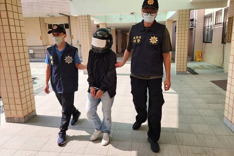 泰國籍女子（中）想出國旅遊觀光卻欠缺費用，竟同意販毒集團來台假觀光真運毒，以行李箱夾藏毒品大麻花16.78公斤來台灣，不過航警遭識破，在桃園國際機場被逮。（航空警察局提供）中央社記者吳睿騏桃園傳真　114年12月3日   