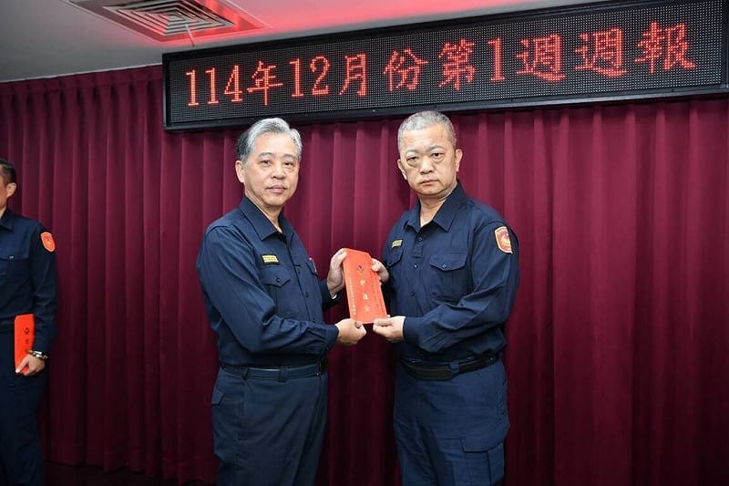 台中市政府警察局第六分局在績效評比中，奪下掃黑、緝毒、打詐等3項冠軍及肅槍亞軍，第六分局長周俊銘（右）3日代表接受市警局長吳敬田（左）表揚。（警方提供）中央社記者郝雪卿傳真  114年12月3日   