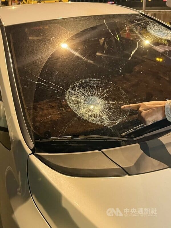 國道1號五汐高架道2日晚間發生行車糾紛，賴姓男子開車不慎追撞前車，下車與對方討論時突情緒失控，拿出榔頭追逐攻擊施男及孫男並砸車。（翻攝照片）中央社記者曹亞沿傳真　114年12月3日   