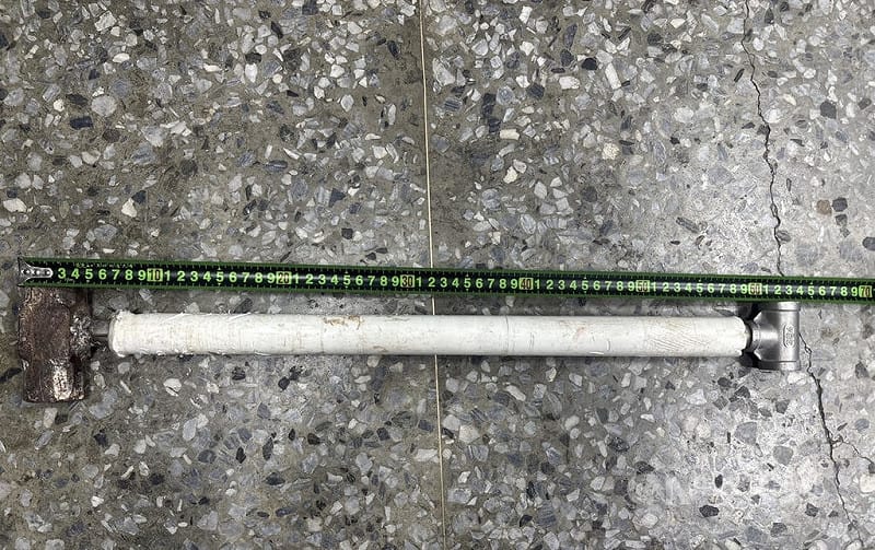 國道1號五汐高架道2日晚間發生行車糾紛，賴姓男子開車不慎追撞前車，下車與對方討論時突情緒失控，拿出榔頭追逐攻擊對方並砸車，員警到場壓制逮捕。（翻攝照片）中央社記者曹亞沿傳真　114年12月3日   