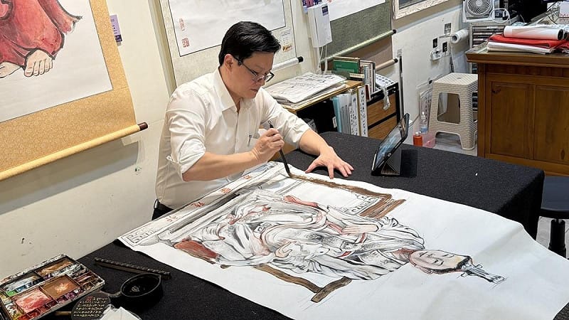 台南市政府副秘書長徐健麟以4天時間完成創作此次贈予警方的「卯兔星君」畫像。   圖：麻豆警分局提供