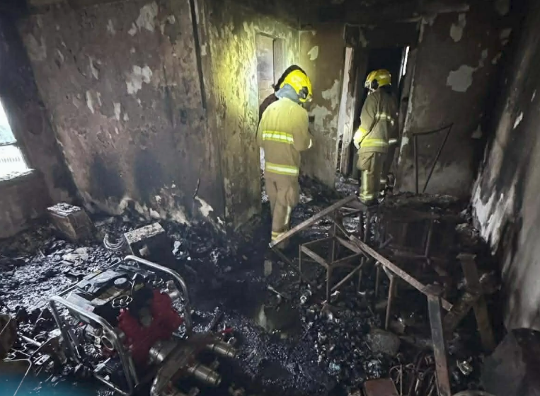 香港大火後大樓內部全部焦黑。   圖：翻攝自網路節目《新聞看點 李沐陽》