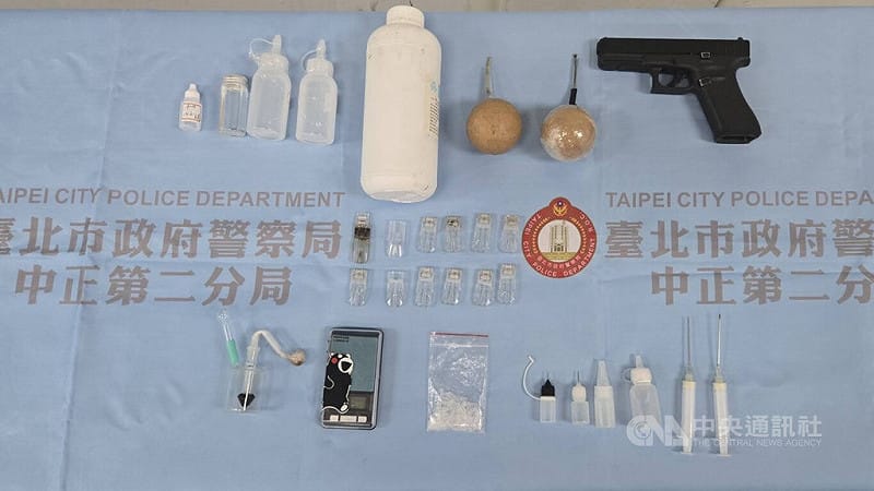 30多歲劉姓男子網售毒品，遭北市警方循線查知，其將喪屍煙彈分裝場藏身新北市一處民宅，當場人贓俱獲。（翻攝照片）中央社記者黃麗芸傳真　114年12月3日   