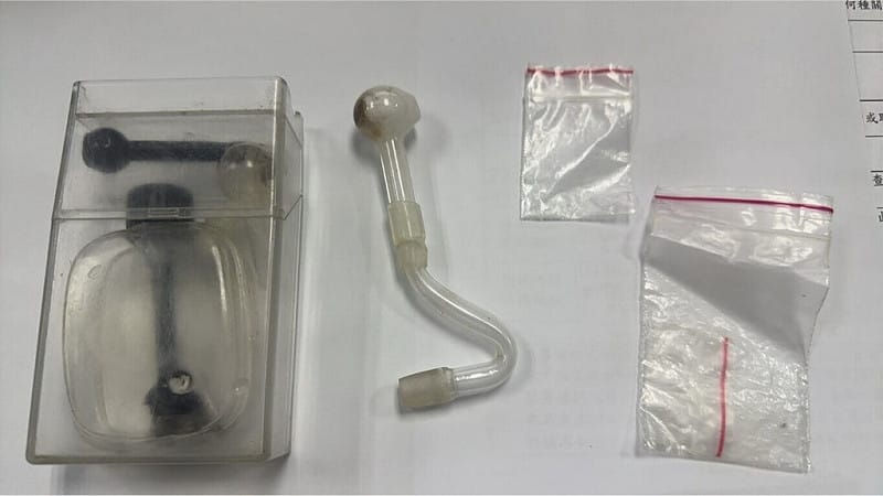 金門縣警察局金城分局偵查隊員警11月26日持拘票偵辦毒品案，攔停騎乘機車被拘提人後，在機車車廂內起獲毒品施用器具等並進行唾液毒品快篩檢測，結果呈第2級毒品甲基安非他命陽性反應。金城分局3日表示，此為新制實施後金門地區查獲首例。（金門縣警察局金城分局提供）中央社記者吳玟嶸傳真　114年12月3日   